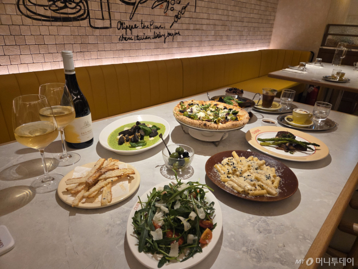 CJ푸드빌은 11일 서울 광화문 청계한국빌딩 2층에 신규 이탈리안 브랜드 '올리페페(OLIPEPE)' 매장을 열었다고 이날 밝혔다. 맛있는 이탈리안 음식과 자연스러운 대화가 이어지는 활기찬 다이닝을 지향하는 브랜드다.