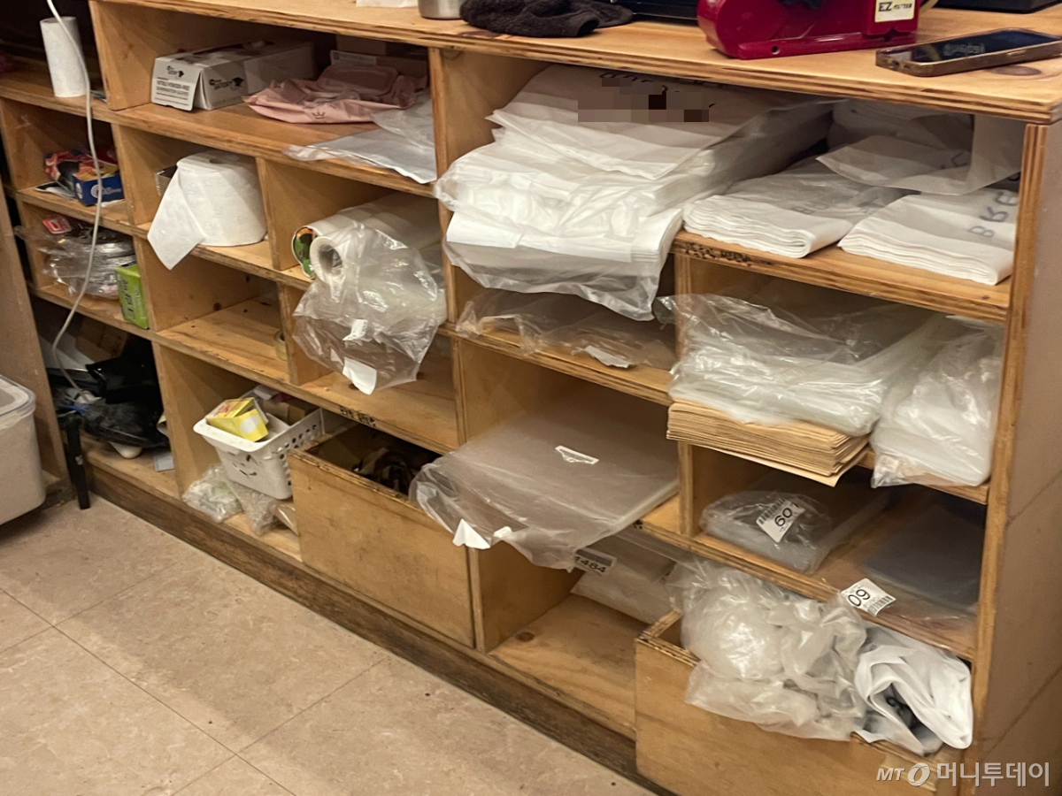 30일 오전 서울 마포구 한 빵집에서 비닐을 보관 중인 모습. 해당 빵집은 하루에 비닐을 약 100장씩 사용한다./사진=이현수 기자.