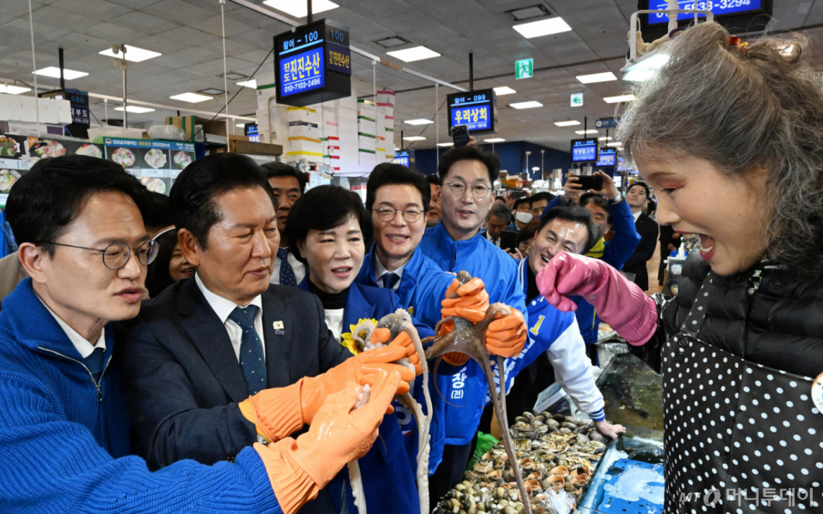 (서울=뉴스1) 유승관 기자 = 정청래 더불어민주당 대표가 정원오, 박주민, 전현희 서울시장 예비후보 등과 30일 서울 동작구 노량진수산시장을 찾아 수산물을 살펴보고 있다. (공동취재) 2026.3.30/뉴스1 Copyright © 뉴스1. All rights reserved. 무단 전재 및 재배포, AI학습 이용 금지. /사진=(서울=뉴스1) 유승관 기자
