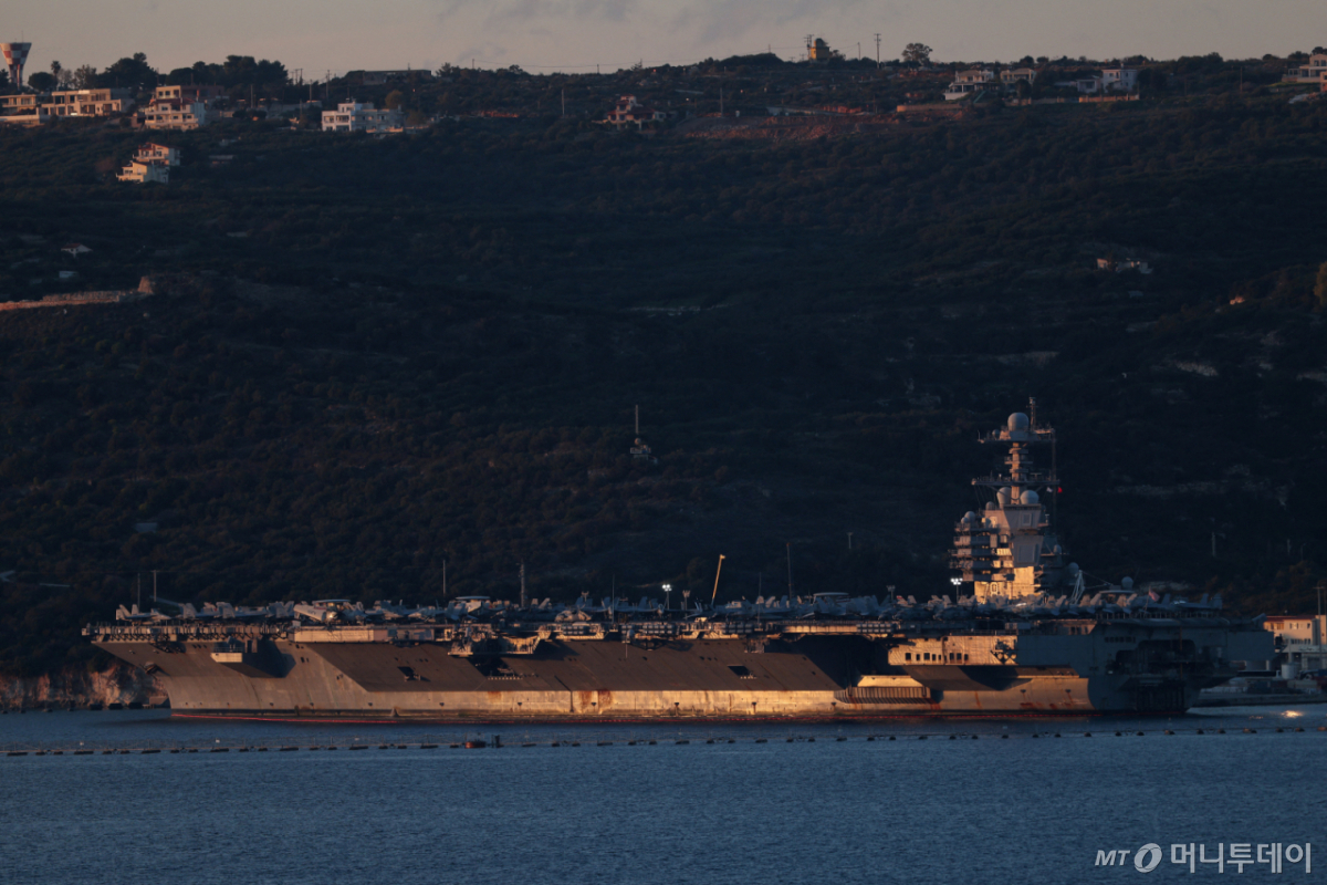 (수다만 로이터=뉴스1) 윤다정 기자 = 23일(현지시간) 그리스 크레타섬 수다만 미 해군 기지에 정박한 USS 제럴드 R. 포드 항공모함 위에 항공기들이 배치돼 있다. 2026.02.23. ⓒ 로이터=뉴스1 Copyright © 뉴스1. All rights reserved. 무단 전재 및 재배포,  AI학습 이용 금지. /사진=(수다만 로이터=뉴스1) 윤다정 기자