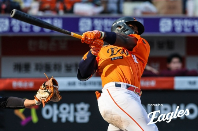 페라자가 안타를 날리고 있다. /사진=한화 이글스 제공