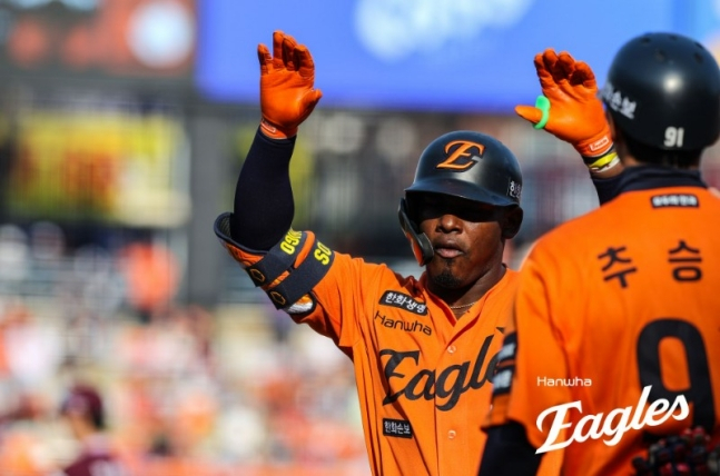 안타를 날린 뒤 세리머니를 하는 페라자(왼쪽). /사진=한화 이글스 제공