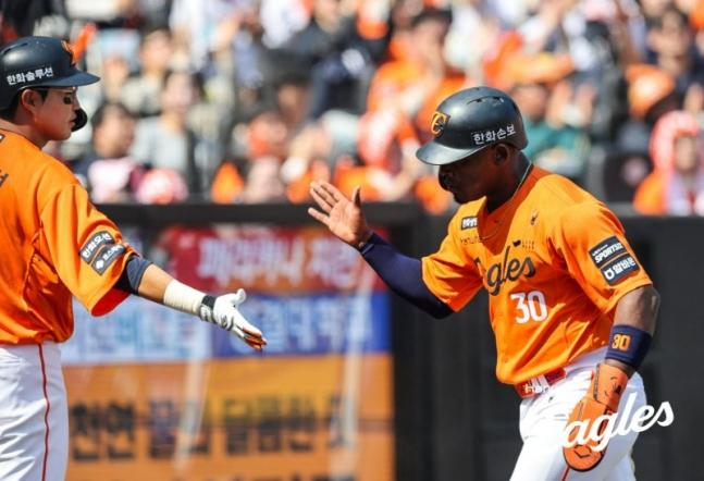 페라자(오른쪽)가 득점한 뒤 채은성과 하이파이브를 하고 있다. /사진=한화 이글스 제공