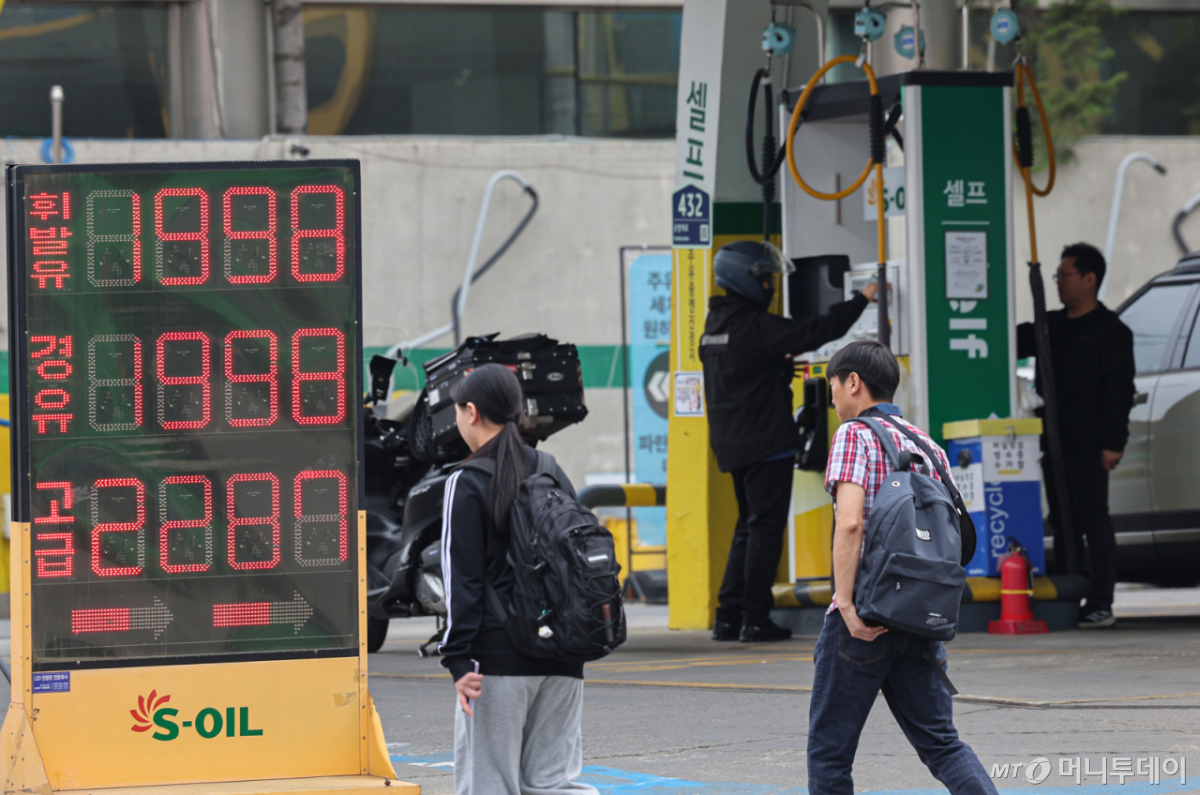 [서울=뉴시스] 권창회 기자 = 2차 석유 최고가격제가 시행된 지 사흘째인 29일 서울의 기름값이 1900원을 돌파했다. 한국석유공사 유가정보시스템 오피넷에 따르면 이날 오전 9시 기준 서울 주유소 평균 휘발유 가격은 리터(ℓ)당 1911.3원이다. 전날보다 14.7원 오르며 1900원 대에 진입했다. 경유 가격 또한 전날보다 12.3원 상승한 리터당 1889.5원이다. 사진은 이날 서울시내 주유소에 적힌 유가정보 모습. 2026.03.29. kch0523@newsis.com /사진=권창회