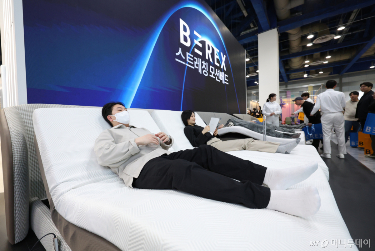 [서울=뉴시스] 김진아 기자 = 26일 서울 강남구 코엑스에서 열린 '2026 서울리빙디자인페어' 코웨이 부스에서 수면 전후 스트레칭을 돕는 '비렉스(BEREX) 스트레칭 모션베드 R시리즈'를 소개하고 있다.   코웨이는 이번 전시에서 비렉스 스트레칭 모션베드 R시리즈, 비렉스 안마 매트리스 M시리즈, 비렉스 수면센서 매트리스 S시리즈 등 상반기 출시 예정인 신제품을 대거 선보였다. 사용자 수면 패턴과 신체 특성에 따라 최적의 휴식과 숙면을 유도하는 ‘맞춤 수면 솔루션’을 구현했다는 점이 특징이다. 2026.02.26. bluesoda@newsis.com /사진=김진아