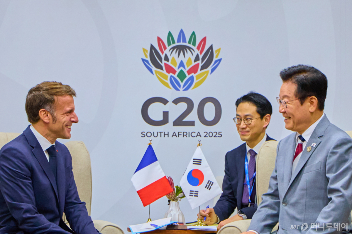 (서울=뉴스1) 이재명 기자 = 이재명 대통령과 에마뉘엘 마크롱 프랑스 대통령이 22일(현지시간) 남아프리카공화국 요하네스버그 엑스포 센터 양자회담장에서 한·프랑스 정상회담을 하고 있다. (이재명 대통령 SNS. 재판매 및 DB 금지) 2025.11.25/뉴스1  Copyright © 뉴스1. All rights reserved. 무단 전재 및 재배포,  AI학습 이용 금지. 