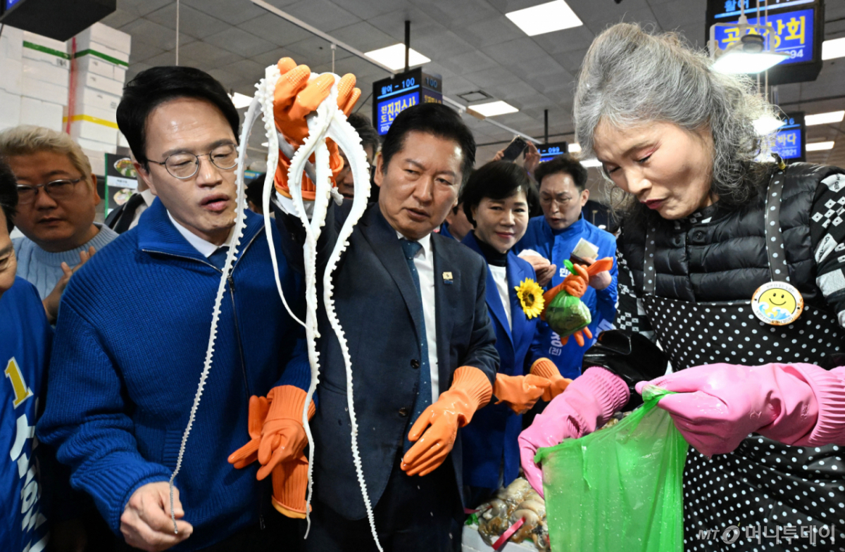[서울=뉴시스] 정병혁 기자 = 정청래 더불어민주당 대표를 비롯한 서울시장 경선후보로 출마한 정원오, 박주민 전현희 후보가 30일 서울 동작구 노량진수산시장을 찾아 시장을 둘러보고 있다. (공동취재) 2026.03.30. photo@newsis.com /사진=