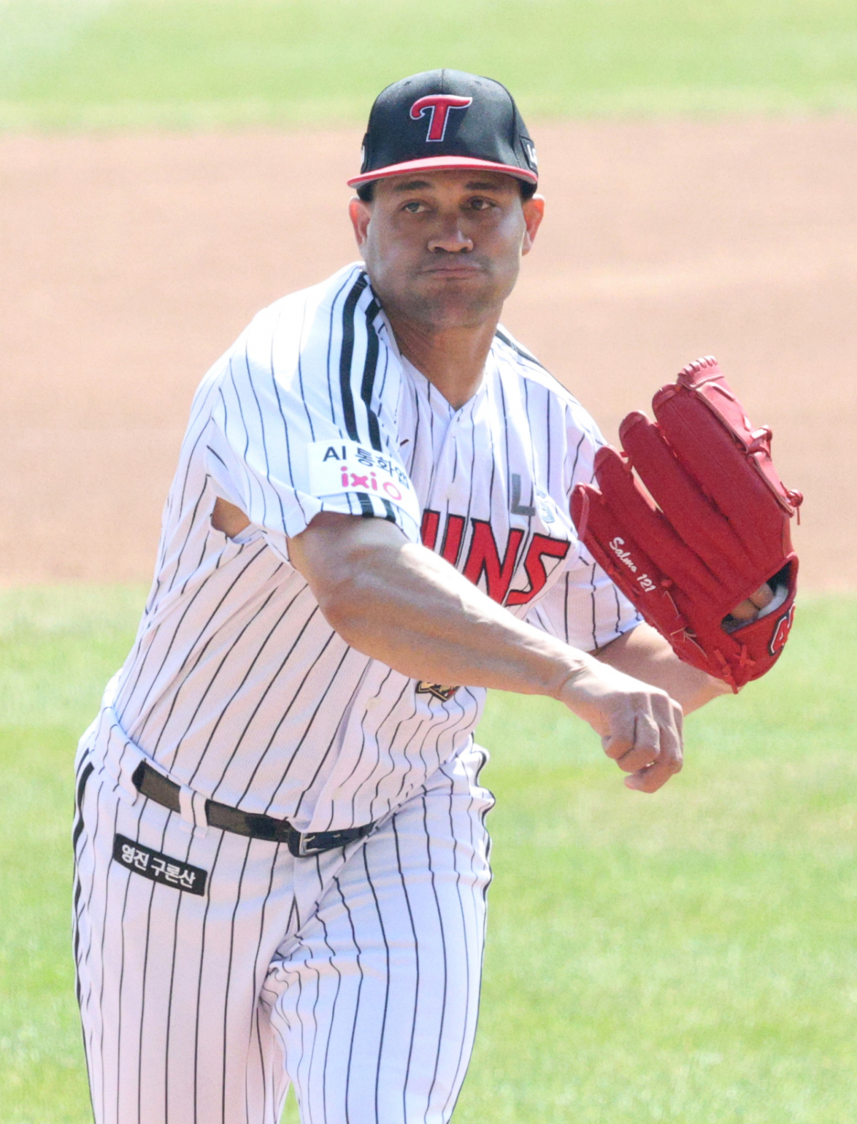 2026 신한 SOL Bank KBO리그 공식 개막전 LG 트윈스 대 KT 위즈 경기가 28일 서울 잠실야구장에서 열렸다. LG 선발 치리노스가 역투하고 있다. /사진=김진경 대기자