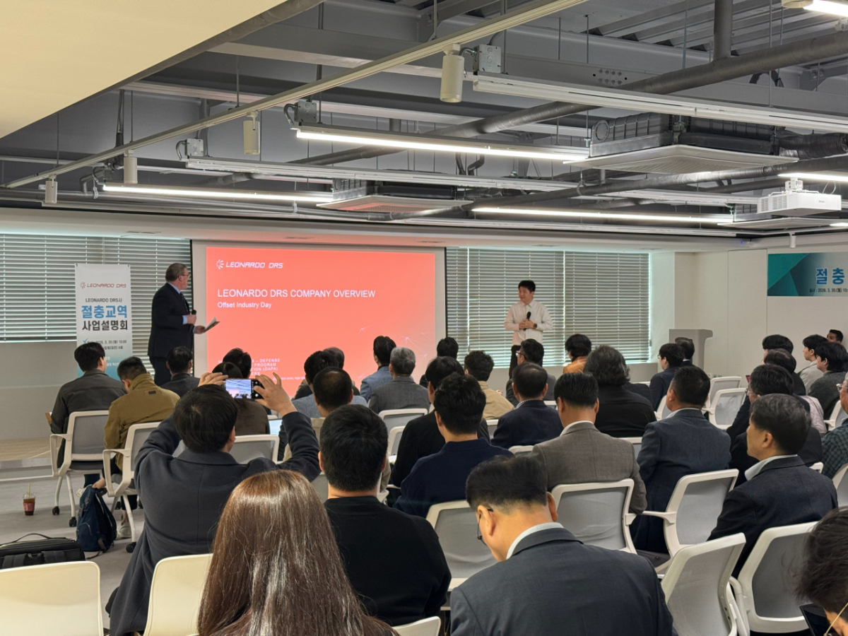 3.30.(월) 대전 창조경제혁신센터에서 개최된 절충교역 사업설명회에서 참석자들이 방위사업청의 발표를 듣고 있다. /사진제공=방사청.