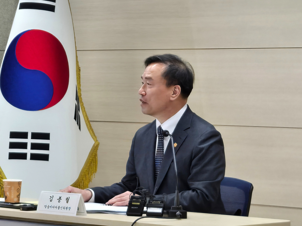 김종철 방송미디어통신위윈장이 30일 경기 과천시 정부과천청사에서 '취임 100일 기자 간담회'에서 발언하고 있다./사진=이찬종 기자