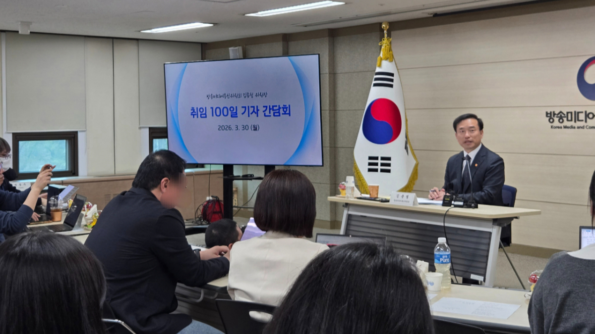 김종철 방송미디어통신위윈장이 30일 경기 과천시 정부과천청사에서 '취임 100일 기자 간담회'에서 발언하고 있다./사진=이찬종 기자