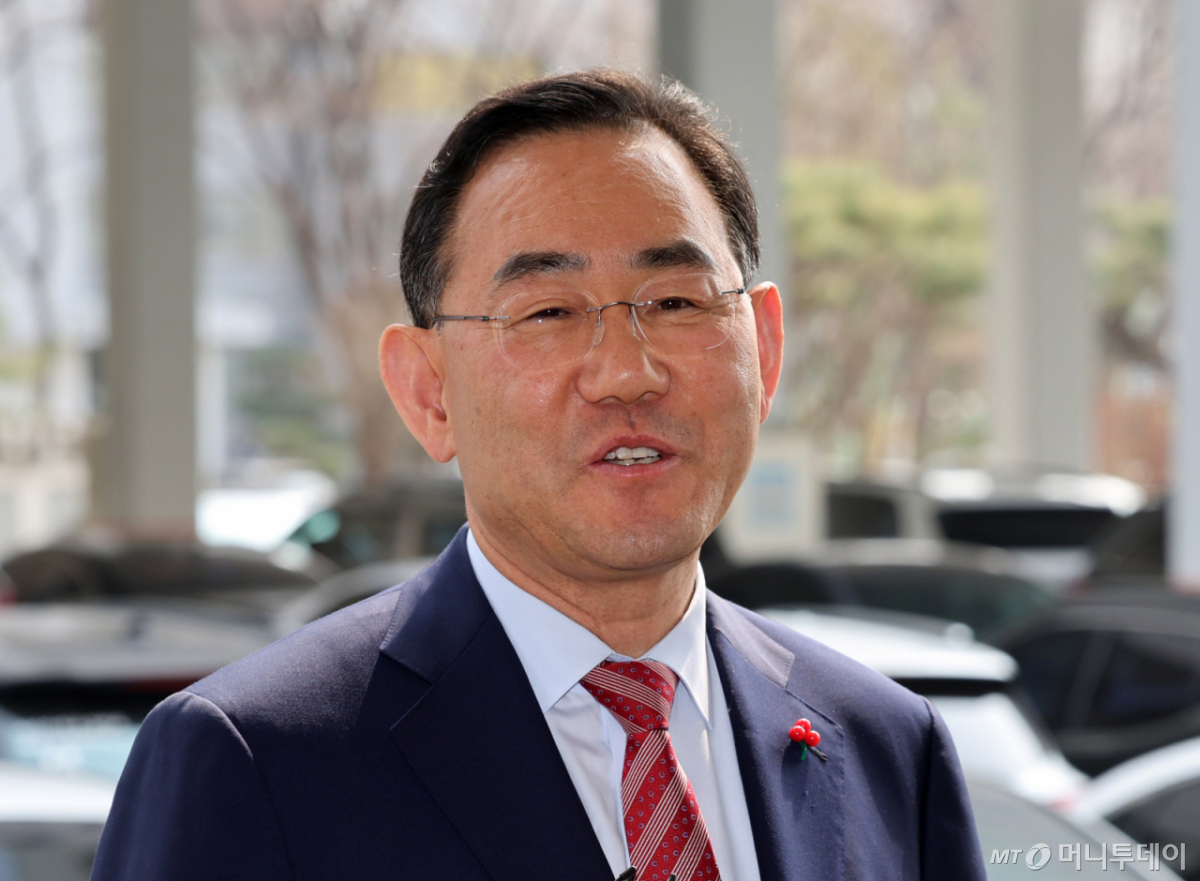 [서울=뉴시스] 배훈식 기자 = 주호영 국민의힘 의원이 27일 오후 양천구 서울남부지방법원에서 열린 국민의힘 지방선거 대구시장 공천배제결정 효력정지 가처분 신청 심문에 출석하며 취재진의 질문에 답하고 있다. 2026.03.27. dahora83@newsis.com /사진=배훈식