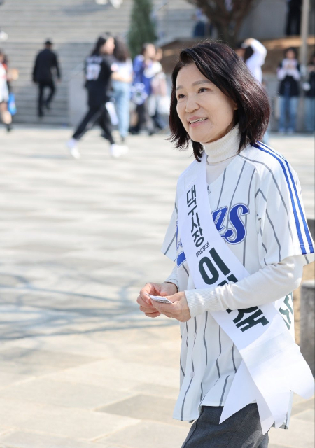 이진숙 전 방송통신위원장이 지난 28일 삼성-롯데의 프로야구 대구 홈 개막전이 열린 대구라이온즈파크에서 시민들과 함께 파이팅을 외치고 있다./이진숙 전 위원장 SNS 캡쳐