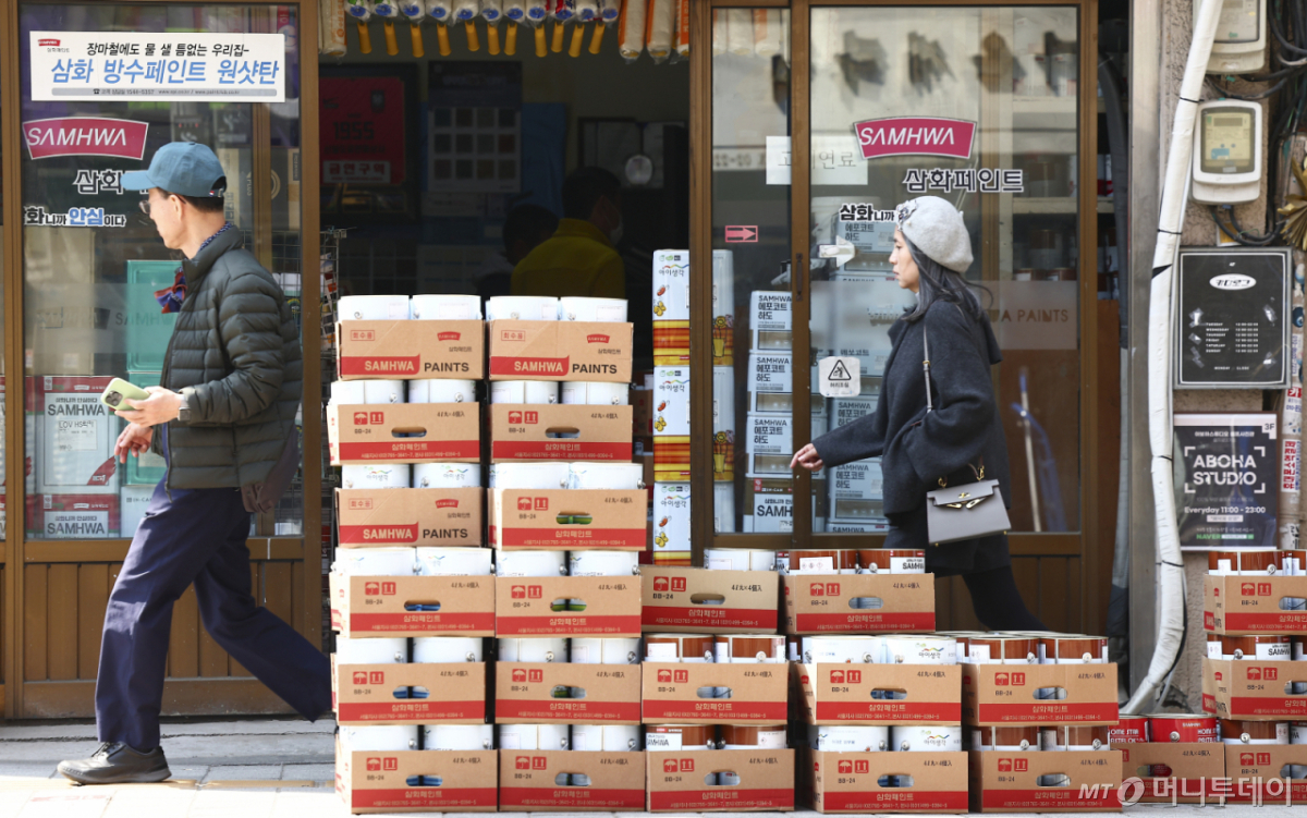 [서울=뉴시스] 김근수 기자 = 중동사태 여파로 석유화학 연료인 나프타 재고가 급감하면서 국내 페인트업체들이 가격을 올리는 가운데 25일 서울 시내의 한 페인트 도매점 앞에 페인트가 쌓여 있다. 원유를 정제할 때 얻는 나프타는 석유화학의 가장 기초가 되는 원료로, 페인트는 나프타에서 나오는 용제와 수지를 주원료로 쓴다. 2026.03.25. ks@newsis.com /사진=김근수