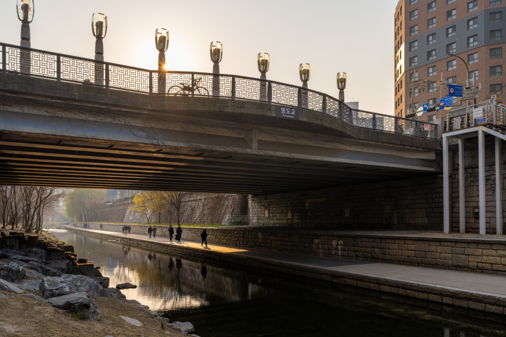 서울 종로구 청계천을 가로지르는 영도교./사진제공=서울관광재단