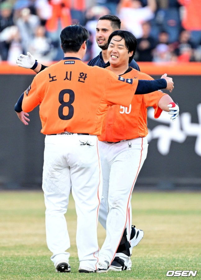 한화 강백호(오른쪽)가 28일 키움전에서 연장 11회말 끝내기 안타를 친 뒤 노시환과 포옹하고 있다. /사진=OSEN