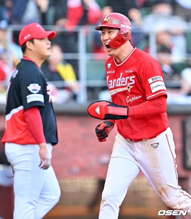 SSG 오태곤(오른쪽)이 28일 KIA전 9회말 에레디아의 적시타 때 6-6 동점 득점하고 있다. 왼쪽은 KIA 투수 조상우. /사진=OSEN