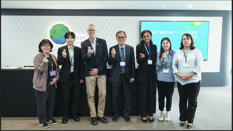 녹색기후기금 인증위원회와 아시아산림협력기구 사무국 관계자들이 기념사진을 촬영하고 있는 모습./사진제공=산림청