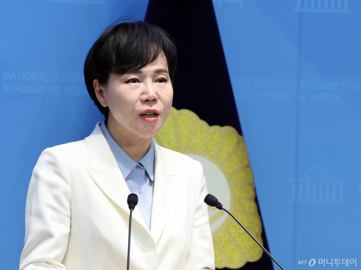 전현희 더불어민주당 서울시장 경선후보가 25일 오후 서울 여의도 국회 소통관에서 '서울시 먹거리 복지' 관련 기자회견을 하고 있다./사진=뉴스1