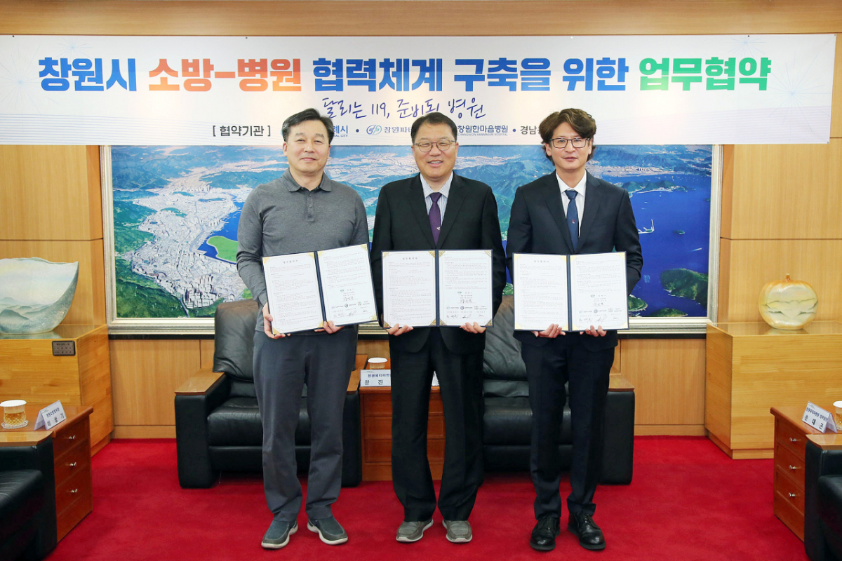 장금용 창원특례시장 권한대행(가운데)이 협약을 하고 있다./사진제공=창원특례시