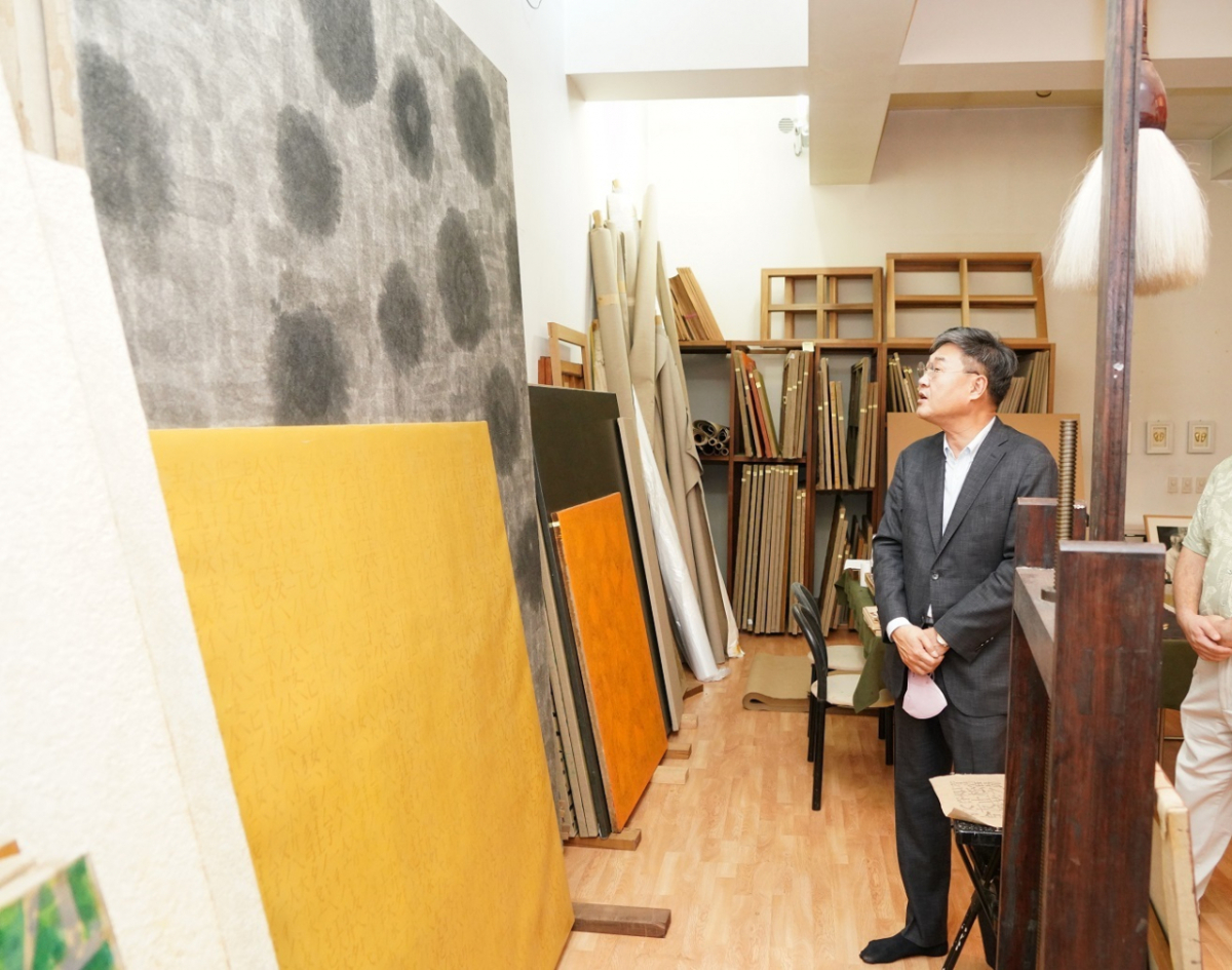 정문헌 서울 종로구청장이 서울 종로구 평창동의 감창열 화백 자택을 방문했다. /사진제공=서울 종로구청