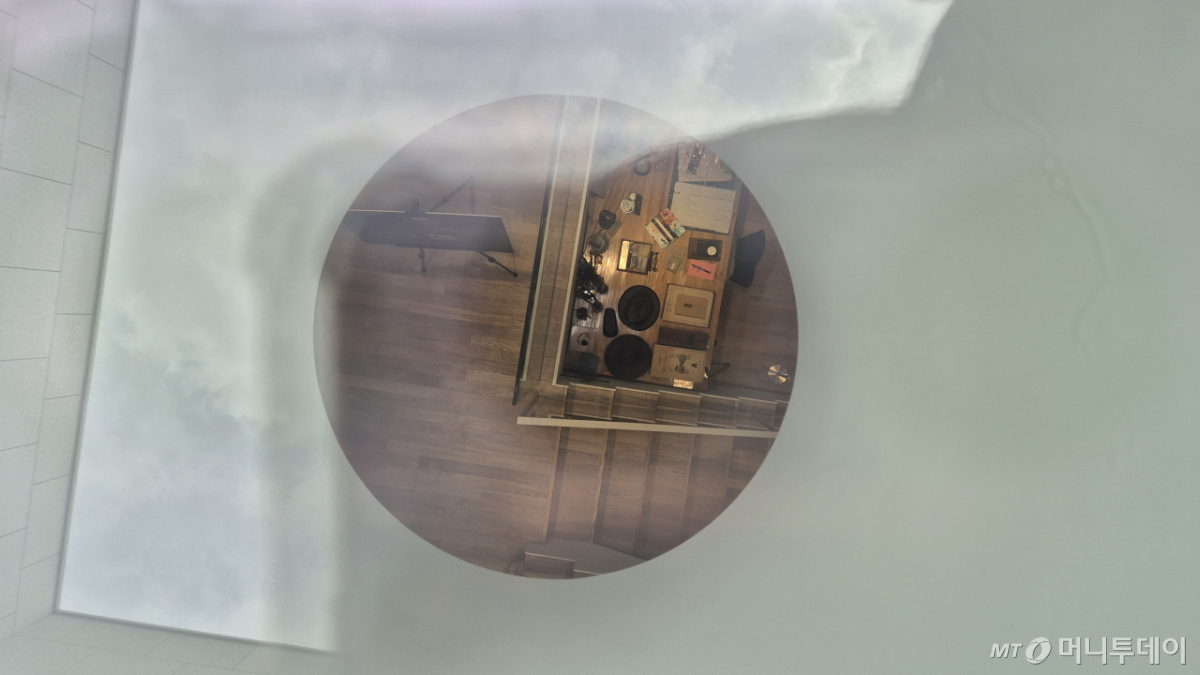 서울 종로구 평창동 김창열 작가의 자택 내 작업실의 원형천장./사진=정세진 기자