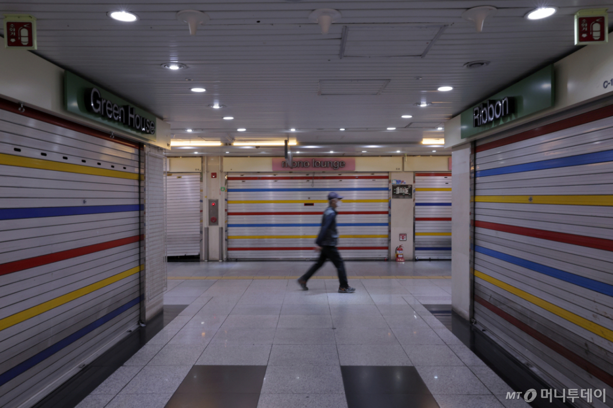 한 해 문을 닫는 자영업자 수가 100만을 넘을 것이란 전망이 나온 지난해 5월 서울 종로구 종각 지하상가의 셔터가 내려진 매장들 앞으로 한 시민이 지나고 있다. /사진=뉴시스