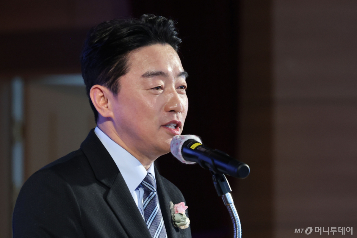 [서울=뉴시스] 권창회 기자 = 강훈식 청와대 비서실장이 29일 서울 강서구 대한한의사협회에서 열린 제70회 정기대의원총회에서 이재명 대통령의 축사를 대독하고 있다. 2026.03.29. kch0523@newsis.com /사진=권창회