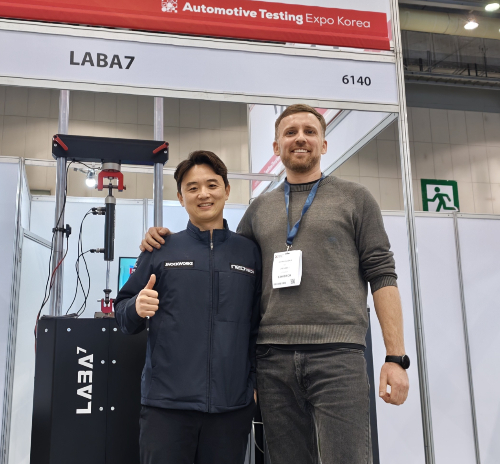 이준명 네오테크 대표(사진 왼쪽)와 안드리우스 LABA7 대표가 사진을 찍고 있다/사진제공=네오테크