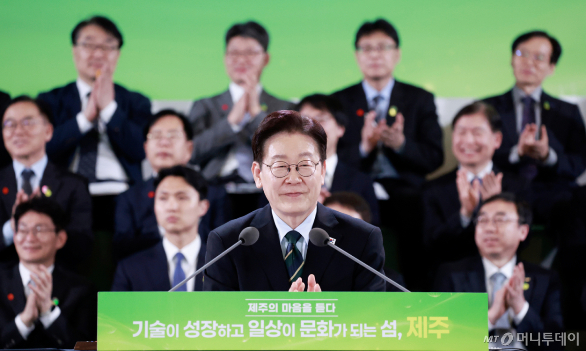 (제주=뉴스1) 이재명 기자 = 이재명 대통령이 30일 제주 한라대학교에서 열린 '제주의 마음을 듣다' 타운홀미팅 간담회에서 제주도민들과 인사하며 박수를 치고 있다. 2026.3.30/뉴스1 Copyright © 뉴스1. All rights reserved. 무단 전재 및 재배포, AI학습 이용 금지. /사진=(제주=뉴스1) 이재명 기자