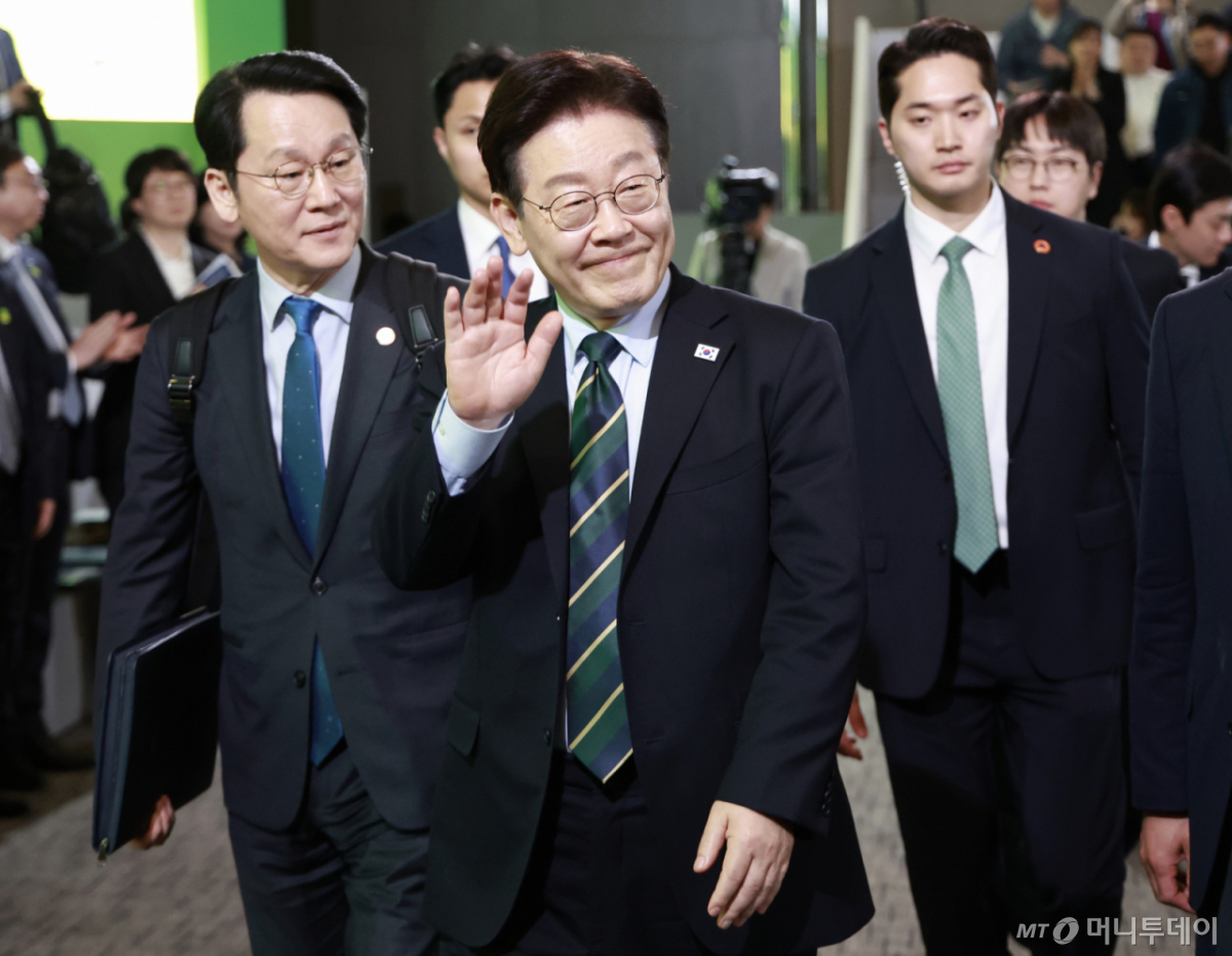 [제주=뉴시스] 최동준 기자 = 이재명 대통령이 30일 제주 한라대학교에서 열린 '제주의 마음을 듣다' 타운홀 미팅을 마치고 퇴장하며 인사하고 있다. 2026.03.30. photocdj@newsis.com /사진=최동준