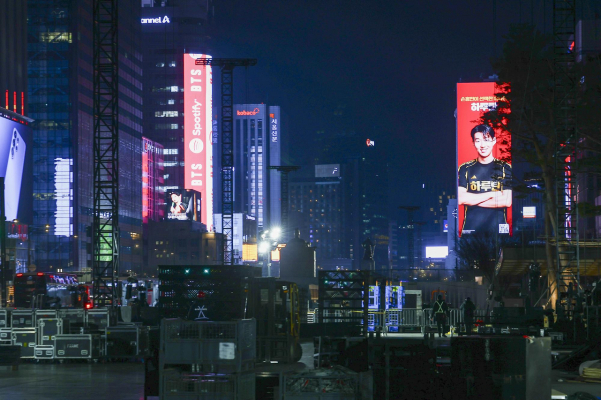 지난 22일 저녁 서울 종로구 광화문광장에서 전날 열린 방탄소년단의 'BTS 컴백 라이브 : 아리랑' 공연 무대 철거작업이 진행되고 있다. /사진=뉴시스