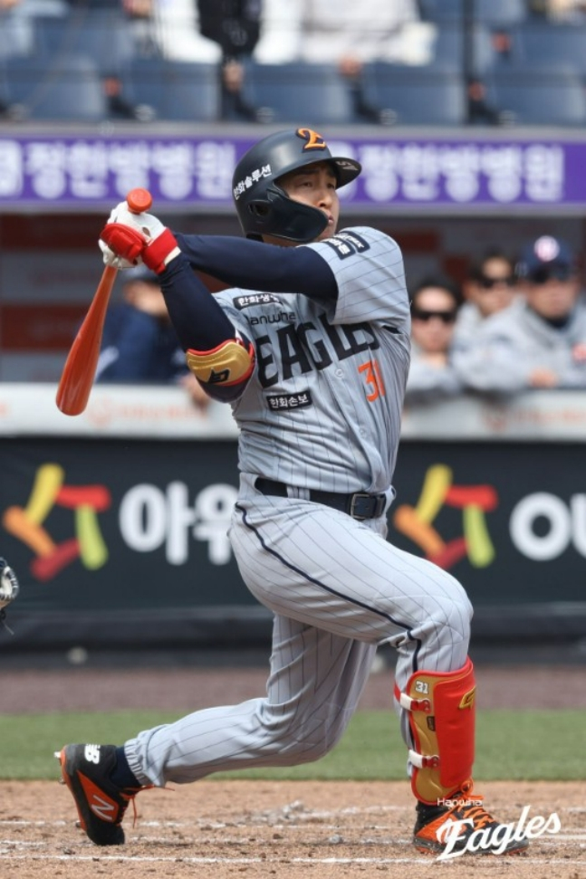 손아섭이 시범경기에서 안타를 날리고 있다. /사진=한화 이글스 제공