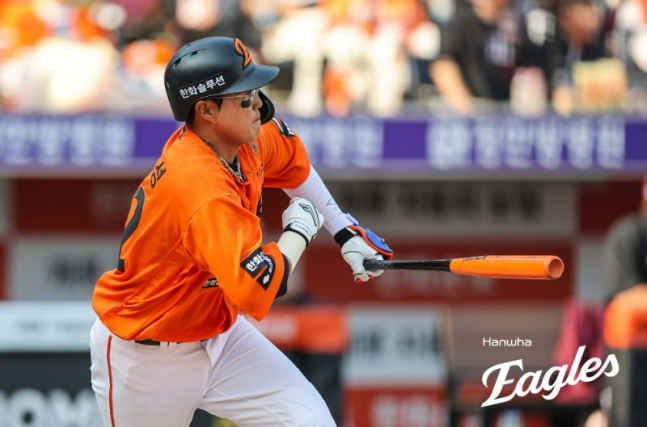 한화 채은성이 지난 28일 키움과 개막전에서 홈런 타구를 날리고 전력질주로 1루로 뛰어나가고 있다. /사진=한화 이글스 제공