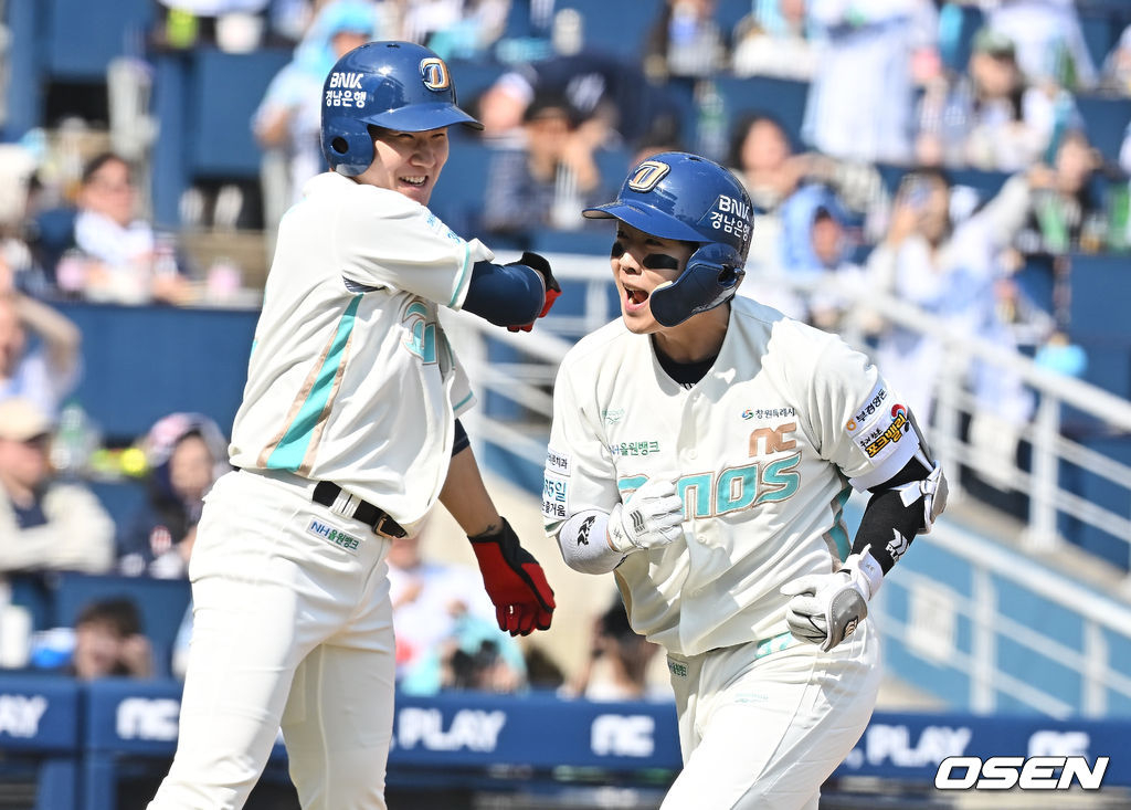 NC 박건우(오른쪽)가 29일 두산전에서 2경기 연속 홈런을 터뜨린 뒤 박민우의 축하를 받고 있다.