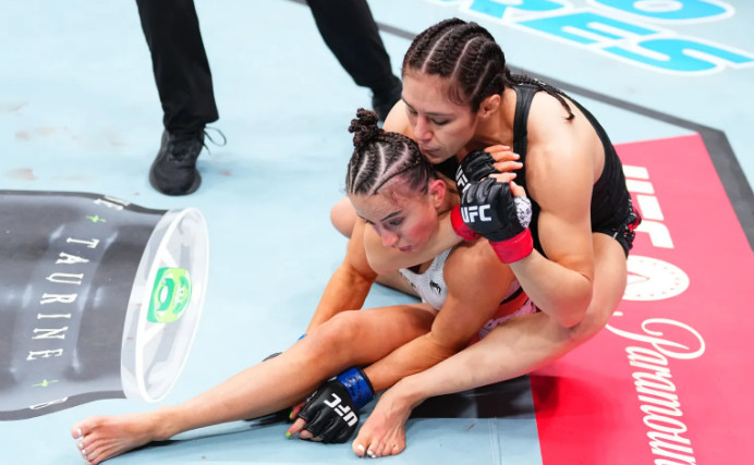 초크를 당하는 메이시 바버. /사진=더선 갈무리