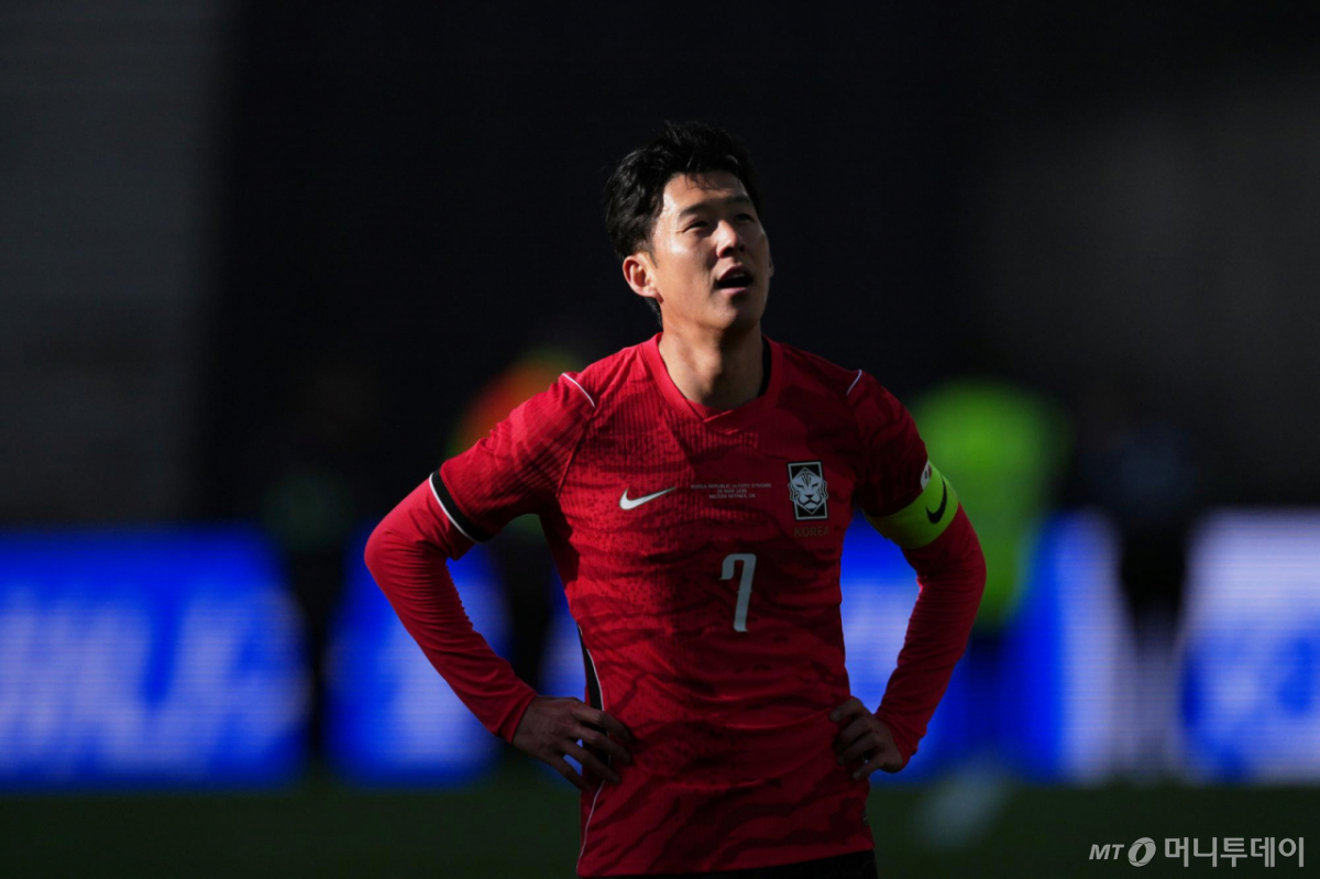 한국 축구 국가대표팀의 손흥민이 28일(현지 시간) 영국 밀턴킨스 스타디움에서 열린 코트디부아르와 평가전 중 아쉬운 표정을 짓고 있다. /사진=뉴시스