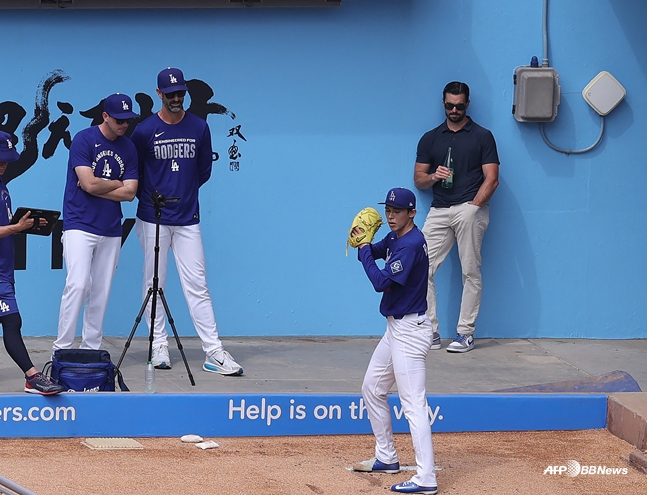 불펜 피칭을 하는 사사키(오른쪽 밑). /AFPBBNews=뉴스1