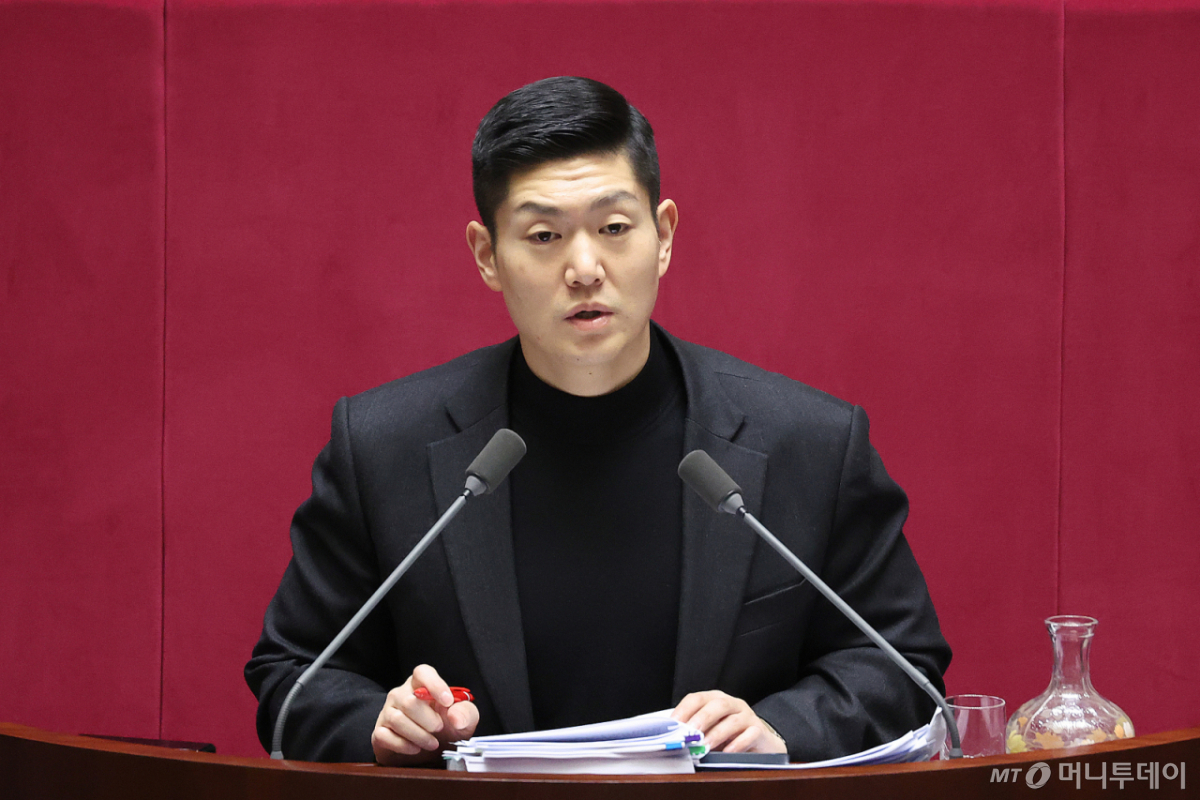 (서울=뉴스1) 신웅수 기자 = 김재섭 국민의힘 의원이 20일 서울 여의도 국회에서 열린 제433회국회(임시회) 제2차 본회의 공소청법안(대안)에 대한 무제한 토론(필리버스터)을 하고 있다. 2026.3.20/뉴스1 Copyright © 뉴스1. All rights reserved. 무단 전재 및 재배포, AI학습 이용 금지. /사진=(서울=뉴스1) 신웅수 기자