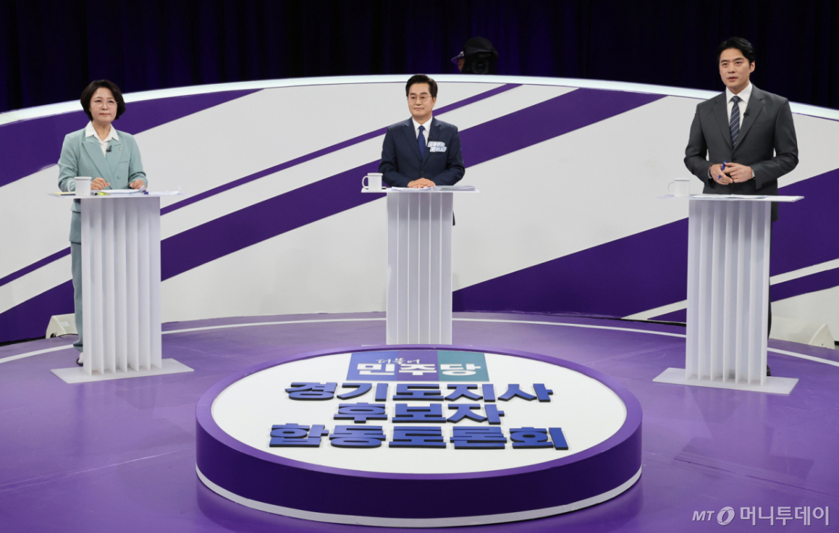 (서울=뉴스1) 국회사진기자단 = 더불어민주당 추미애(왼쪽부터), 김동연, 한준호 경기도지사 경선후보가 30일 서울 마포구 상암동 MBC 신사옥에서 열린 '더불어민주당 경기도지사 후보자 합동토론회'에서 토론준비를 하고 있다. 2026.3.30/뉴스1 Copyright © 뉴스1. All rights reserved. 무단 전재 및 재배포, AI학습 이용 금지. /사진=(서울=뉴스1) 국회사진기자단