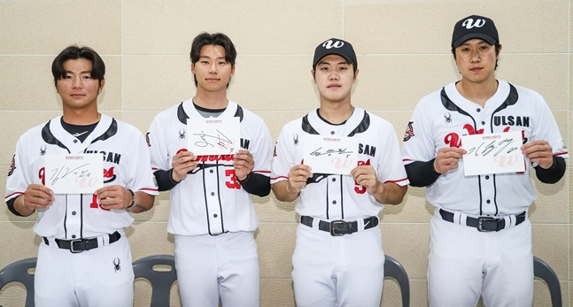 팬 사인회에 나선 김수인(왼쪽부터),남호,변상권,김동엽. /사진=울산 웨일즈