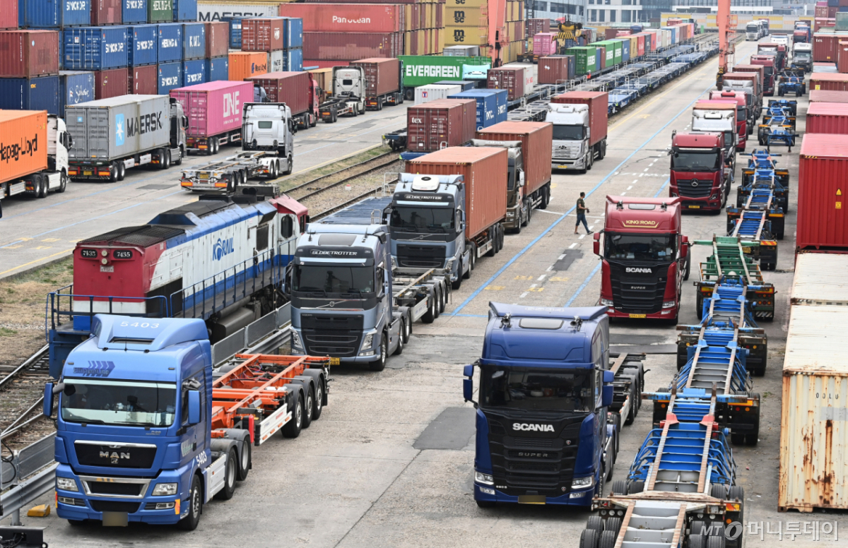 30일 경기 의왕시 내륙컨테이너기지(ICD)에 대형 화물차들이 줄지어 멈춰서 있다. 2026.03.30. jtk@newsis.com /사진=김종택