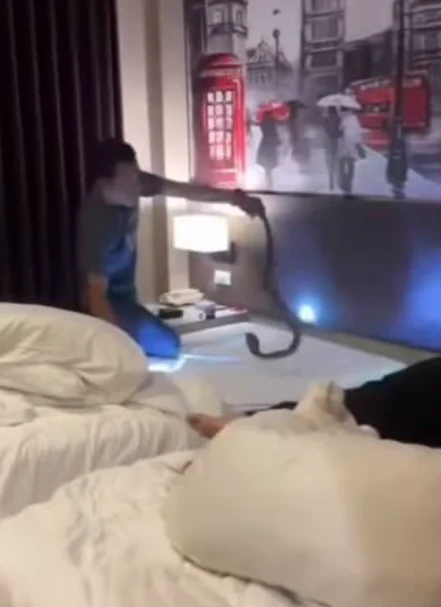 태국 유명 관광지 호텔에서 잠든 관광객 목 위로 코브라가 지나가는 일이 벌어졌다. /사진=X(엑스)