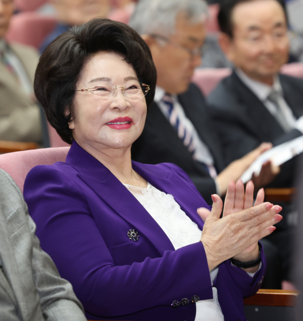 이길여 가천길재단 회장이 지난 25일 인천 남동구 가천대 길병원 암센터에서 열린 '가천이길여길' 명예도로명 지정 기념 제막식에서 박수치고 있다. 2026.03.25. /사진=뉴시스