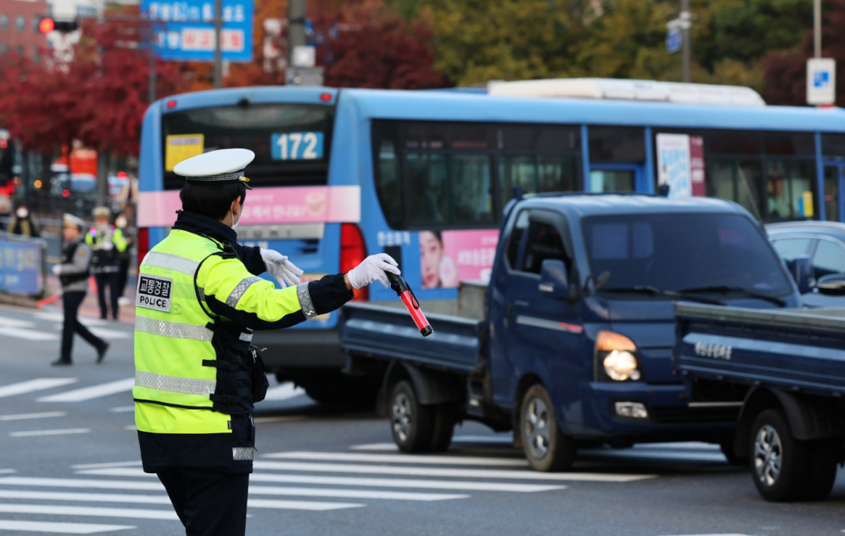 지난해 11월4일 오전 서울 서대문구 연세대 교차로에서 경찰이 '속 시원한 교통단속'의 일환으로 출근길 교통 정체를 유발하는 꼬리물기, 끼어들기 등 얌체운전을 단속하고 있다. 사진과 기사는 직접적 관련성 없음./사진=뉴스1.