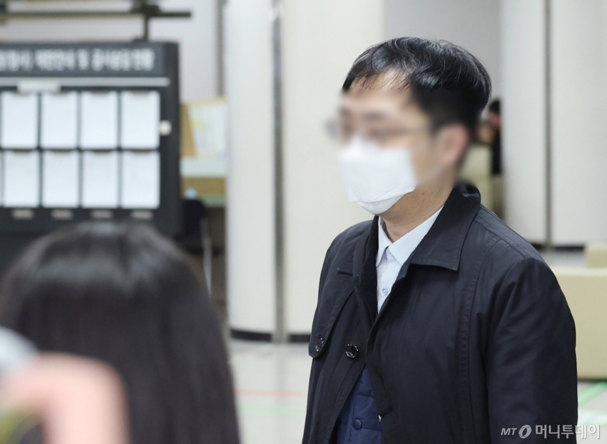 [서울=뉴시스] 김진아 기자 = 북한에 무인기를 날려 남북 간 긴장을 조성한 혐의를 받는 무인기 제작업체 사내이사 오모씨가 26일 서울 서초구 서울중앙지법에서 열린 구속 전 피의자 심문(영장실질심사)에 출석하고 있다. 2026.02.26. bluesoda@newsis.com /사진=김진아