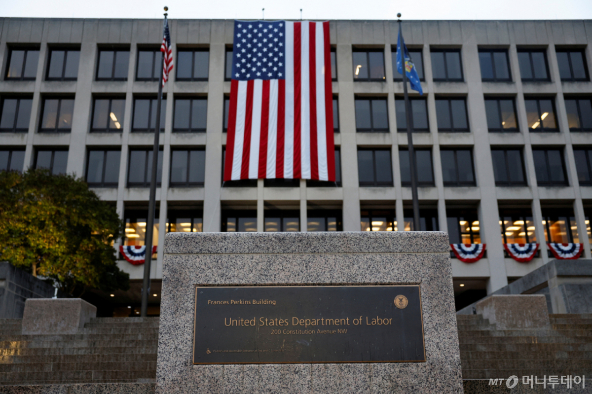 (워싱턴 로이터=뉴스1) 권영미 기자 = 16일(현지시간) 미국 워싱턴 D.C.에 위치한 미국 노동부 본부 건물에 성조기가 걸려 있다.2025.09.16. ⓒ 로이터=뉴스1 Copyright © 뉴스1. All rights reserved. 무단 전재 및 재배포, AI학습 이용 금지. /사진=(워싱턴 로이터=뉴스1) 권영미 기자