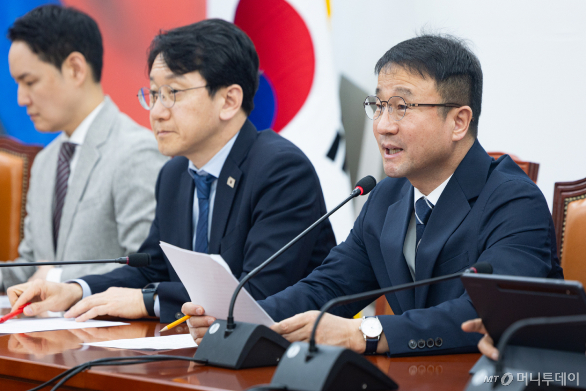 (서울=뉴스1) 유승관 기자 = 한병도 더불어민주당 원내대표가 31일 서울 여의도 국회에서 열린 원내대책회의에서 모두 발언을 하고 있다. 2026.3.31/뉴스1 Copyright © 뉴스1. All rights reserved. 무단 전재 및 재배포, AI학습 이용 금지. /사진=(서울=뉴스1) 유승관 기자