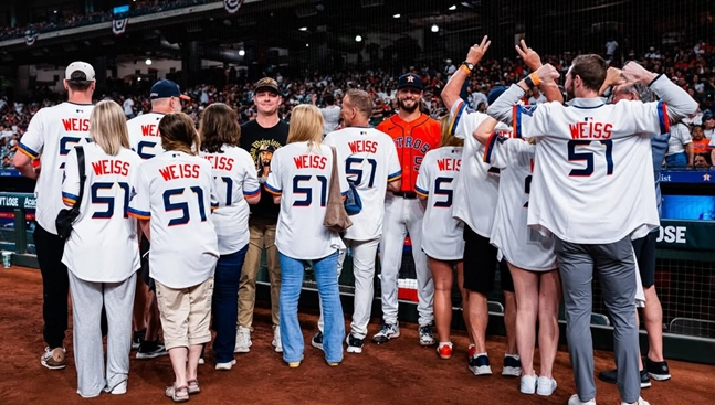 와이스가 지인들을 경기에 초대한 것으로 보인다. /사진=와이스 공식 SNS