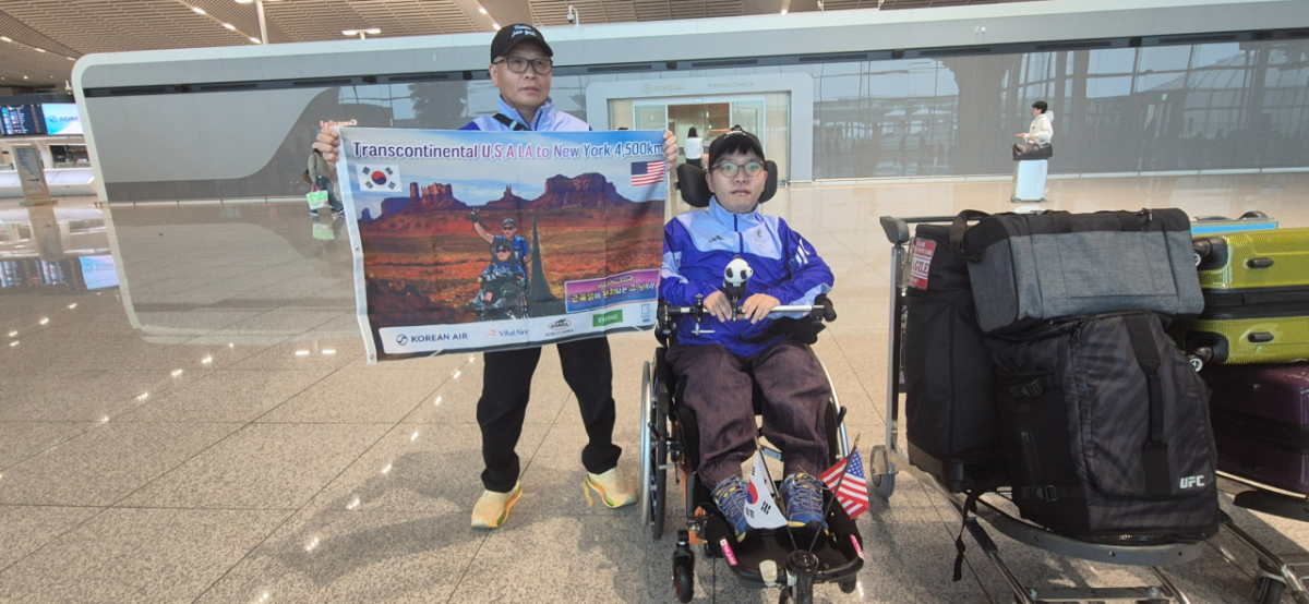 '팀 재국'의 배종훈-배재국 부자가 미국 마라톤 횡단을 위해 출근하기 전 포즈를 취하고 있다. /사진제공=배종훈씨